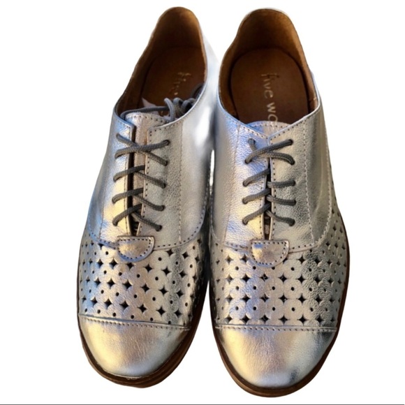 Five Worlds Silver Shoes wood platform shoes  lace up  New In Box 5M - Picture 3 of 16